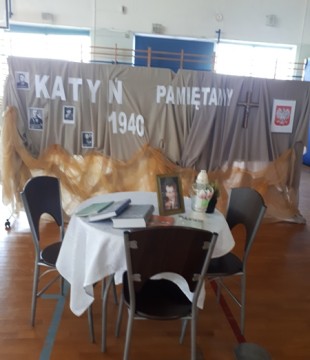 Wzruszająca lekcja historii-uroczysty apel  z okazji rocznicy Zbrodni Katyńskiej. 